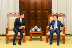 El vicegobernador Nguyen Ngoc Canh intercambia opiniones con Chang Min Young, presidente y director general de IBK. (Foto: Banco Estatal de Vietnam).