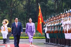El primer ministro Pham Minh Chinh ofició una ceremonia de bienvenida con alfombra roja para la primera ministra tailandesa Paetongtarn Shinawatra. (Foto: VNA)