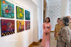 Visitantes en la exposición. (Fuente: VNA)