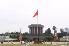 Una gran cantidad de ciudadanos y turistas han acudido a la plaza Ba Dinh en estos días. Foto: VNA