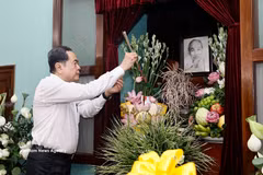 El presidente de la Asamblea Nacional, Tran Thanh Man, rindió homenaje hoy al Presidente Ho Chi Minh en la Casa 67. (Fuente: VNA)