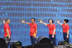 El miembro del Buró Político y permanente del Secretariado del Comité Central del Partido Comunista de Vietnam, Tran Cam Tu, la viceprimera ministra Pham Thi Thanh Tra y otros delegados participan en el acto de lanzamiento. Foto: VNA