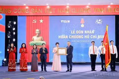 El secretario general del Partido, To Lam, entrega la Orden Ho Chi Minh a la Agencia Vietnamita de Noticias (VNA) durante la ceremonia conmemorativa del 80.º aniversario del Día Tradicional de la agencia (15 de septiembre de 1945). Esta es la tercera vez que la VNA recibe esta alta distinción. (Foto: VNA)