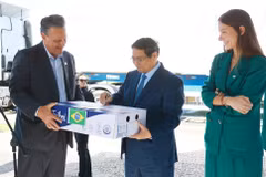El primer ministro Pham Minh Chinh firma un paquete de carne de res exportada a Vietnam. (Foto: VNA)