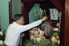 El secretario general del Comité Central del Partido Comunista de Vietnam y el presidente del Estado, To Lam, ofrece incienso en conmemoración del difunto líder en la Casa 67 en el Sitio de la Reliquia de Ho Chi Minh dentro del complejo del Palacio Presidencial en Hanoi el 2 de septiembre. (Foto: VNA)