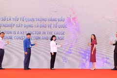 La ministra de Salud, Dao Hong Lan, Pauline Tamesis, Matt Jackson, Nguyen Minh Triet, director del Departamento de Población, Le Thanh Dung, presionaron el botón de inicio y difundieron mensajes en respuesta al Día Mundial de la Población. (Foto: Vietnam+)