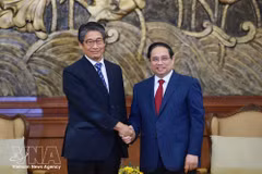 El primer ministro Pham Minh Chinh (derecha) y el embajador de Japón en Vietnam, Ito Naoki. (Foto: VNA)