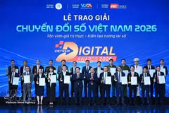 Representantes de organizaciones y particulares reciben los premios Vietnam Digital Awards 2026 (Foto: VNA)
