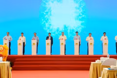 El secretario general del Partido Comunista de Vietnam, To Lam, y los delegados ofician la ceremonia de colocación de la primera piedra. (Foto: VNA)