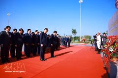 El primer ministro de Vietnam, Le Minh Hung, y su homólogo laosiano, Saleumxay Kommasith, visitan el Parque de la Amistad Laos-Vietnam en Vientiane y depositan flores en homenaje a los extintos líderes de ambos países. (Foto: VNA)