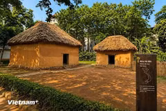 Según las costumbres de residencia del pueblo Ha Nhi, cada familia suele vivir en un espacio propio, que antiguamente estaba delimitado por muros, con una estructura familiar común de dos a tres generaciones. (Foto: PV/Vietnam+)