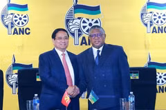El primer ministro Pham Minh Chin (izquierda) y el secretario general del Congreso Nacional Africano, Fikile Mbalula. (Foto: VNA)