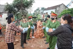La policía de Bac Giang apoya la retirada de viviendas temporales y deterioradas de hogares pobres y en situación de pobreza en la provincia. (Foto: VNA)