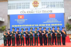 La Guardia Fronteriza de Vietnam y China colaboran en la divulgación legal del programa “Migración - Guardia Fronteriza” Vietnam - China del año 2025. (Fuente: VNA)