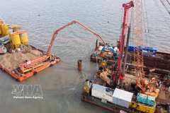 Ingenieros y trabajadores realizando labores de construcción en el mar. (Foto: VNA)