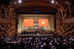 Programa artístico "Armonía China-Vietnam" con motivo del 77.º aniversario de la fundación de China. Foto: VNA.