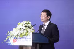 Nguyen Duy Hung, subjefe de la Comisión de Políticas y Estrategias del Comité Central del Partido, interviene en el evento. (Foto: VNA)
