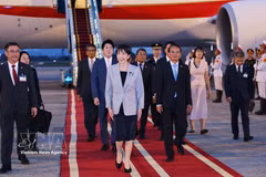 La primera ministra japonesa, Takaichi Sanae, llega a Hanoi para iniciar su visita oficial a Vietnam (Foto: VNA)