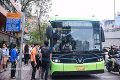 Pasajeros suben a un autobús eléctrico en la calle Minh Khai, en Hanói. (Foto ilustrativa: VNA)
