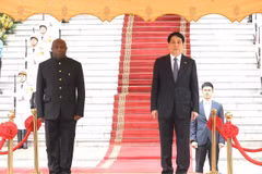 El presidente Luong Cuong (derecha) y su homólogo de Burundi, Evariste Ndayishimiye, en la ceremonia de bienvenida. (Foto: VNA)