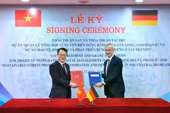 El viceministro de Finanzas, Tran Quoc Phuong (izquierda), y un representante del Banco Alemán de Reconstrucción (KfW) firman un acuerdo de préstamo y un acuerdo de subvención para los dos proyectos. (Foto: Ministerio de Finanzas)