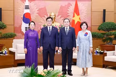 El presidente de la Asamblea Nacional, Tran Thanh Man (segundo a la derecha), y su homólogo surcoreano, Woo Won Shik, junto con sus cónyuges (Foto: VNA)