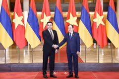 El presidente de la Asamblea Nacional, Tran Thanh Man, (derecha) y su homólogo de Armenia, Alen Simonyan, se toman una foto juntos, el 19 de noviembre de 2024. (Foto: VNA)