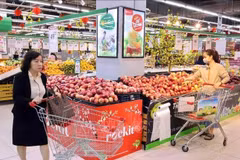 Los consumidores compran en Winmart Vo Thi Sau, en el distrito de Hai Ba Trung, Hanoi. (Foto: VNA)