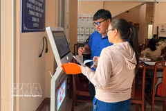 Miembros de la Unión de Jóvenes Comunistas Ho Chi Minh y jóvenes de la comuna de Chon Thanh (ciudad de Dong Nai) apoyan a los ciudadanos en la realización de trámites administrativos. Foto: VNA