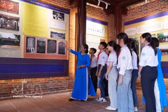 Profesores y alumnos de la escuela secundaria Hong An, en la comuna de Le Quy Don, aprenden sobre la vida, la trayectoria y el legado de la figura cultural Le Quy Don. Foto: VNA