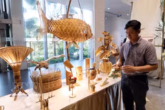 Los artículos de decoración y los regalos hechos de bambú y ratán han sustituido a los productos de plástico en muchos establecimientos de servicios turísticos, contribuyendo al desarrollo del turismo ecológico en Da Nang. (Foto: VNA)