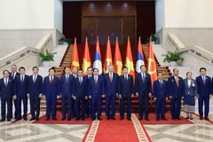 El secretario general del Partido Comunista de Vietnam, To Lam (séptimo desde la derecha), y el secretario general del Partido Popular Revolucionario y presidente de Laos, Thongloun Sisoulith (sexto desde la derecha), copresidieron la Reunión de Alto Nivel entre ambos Partidos, el 2 de diciembre de 2025. (Foto: VNA)