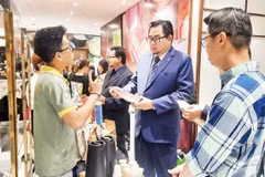 Inversionistas de inversión extranjera directa examinan productos alimenticios expuestos en el Centro de Promoción del Comercio y la Inversión de Ciudad Ho Chi Minh. (Foto: nhandan.vn)
