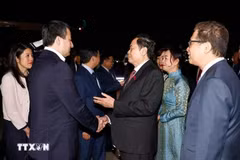 El presidente de la Asamblea Nacional, Tran Thanh Man, su esposa, Nguyen Thi Thanh Nga, y una delegación de alto rango del Parlamento vietnamita en el Aeropuerto Internacional I. Karimov de Tashkent el 9 de abril. (Foto: VNA)
