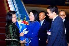 La vicepresidenta de la Asamblea Nacional, Nguyen Thi Thanh, da la bienvenida a la titular de la Asamblea Nacional de Camboya, Samdech Khuon Sudary, en el Aeropuerto Internacional Noi Bai. Foto: VNA