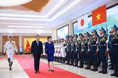 El primer ministro de Vietnam, Le Minh Hung, y su homóloga japonesa, Takaichi Sanae, pasan revista a la guardia de honor del Ejército Popular de Vietnam. (Foto: VNA)