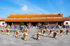 Recreación de la ceremonia de la Gran Audiencia Real del Año Nuevo Lunar de la dinastía Nguyen en el Palacio Thai Hoa de la Ciudadela Imperial de Hue. (Foto: VNA)
