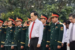 Líderes en Ciudad Ho Chi Minh rinden homenaje a los héroes que murieron por la Patria. (Foto: VNA)