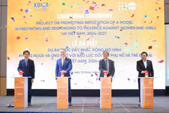 En la ceremonia de lanzamiento del proyecto para promover la réplica del modelo del Centro de Servicio Único, también conocido como Casa Anh Duong, en otras localidades de Vietnam, en Hanoi el 13 de enero. (Foto: VNA)
