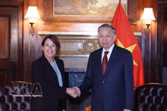El secretario general del Partido Comunista de Vietnam (PCV) y presidente de la República, To Lam, y la profesora Sarah Anne Soule, decana de la Escuela de Postgrado de Negocios de la Universidad de Stanford. (Fuente: VNA)