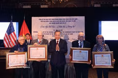 El secretario general del Partido Comunista de Vietnam (PCV) y presidente de la República, To Lam, entrega la Orden de la Amistad a amigos estadounidenses y la otorga a título póstumo a otras personas, en Nueva York, el 21 de septiembre (hora local). (Foto: VNA)