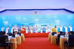 El primer ministro Le Minh Hung y su delegación inauguran la construcción de proyectos de viviendas de alquiler y cinco líneas de metro en Hanoi. (Fuente: VNA)
