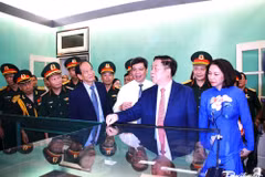 Los funcionarios visitan la Casa y el Túnel D67, un sitio de gran importancia histórica de la era Ho Chi Minh. (Foto: daidoanket.vn)