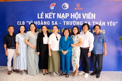 La exvicepresidenta Truong My Hoa se toma una foto de recuerdo con los directivos de la Empresa Lavite. (Fuente: VNA)