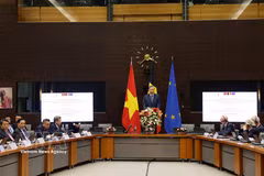 El secretario general del Partido Comunista y presidente de Vietnam, To Lam, pronuncia discurso en el Instituto Real de Relaciones Internacionales Egmont. (Fuente: VNA)