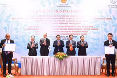 La ceremonia de firma contó con la presencia del primer ministro Pham Minh Chinh, el viceprimer ministro Bui Thanh Son, el ministro de Finanzas Nguyen Van Thang, así como altos representantes del BM, el BAD y diversos ministerios. (Fuente: VNA)
