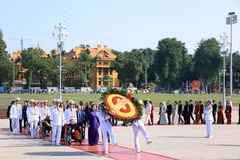 Delegados del XI Congreso Nacional de Emulación Patriótica visitan el Mausoleo del Presidente Ho Chi Minh. (Foto: VNA)