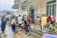 Residentes locales participan en las labores de limpieza tras las fuertes lluvias en el jardín de infancia y la escuela primaria Minh Long, en la comuna de Ly Quoc, provincia de Cao Bang. (Foto: VNA)