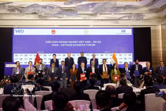 El secretario general del Partido Comunista de Vietnam y presidente del Estado, To Lam (izquierda, segundo, fila de atrás), y el ministro principal de Maharashtra, Devendra Fadnavis (izquierda, tercero, fila de atrás), presencian el intercambio de acuerdos de cooperación entre empresas vietnamitas e indias en el Foro Empresarial India-Vietnam celebrado en Mumbai, estado de Maharashtra, India, el 7 de mayo. (Foto: VNA)