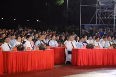 El secretario general del Partido Comunista, To Lam, el presidente Luong Cuong, el primer ministro Pham Minh Chinh, el presidente de la Asamblea Nacional, Tran Thanh Man, y otros líderes del Partido y del Estado asisten al evento. (Foto: VNA)